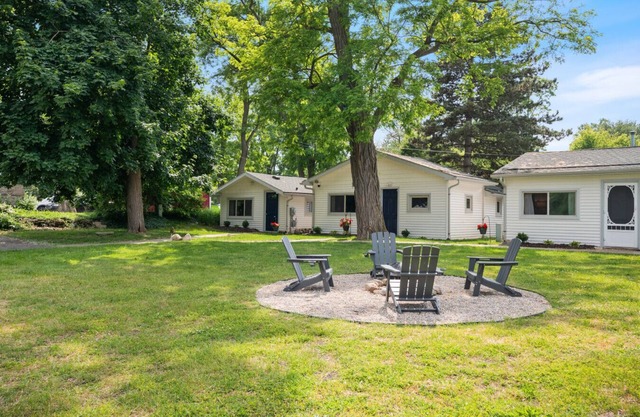 Cottage w/ Lake Access Unit 1