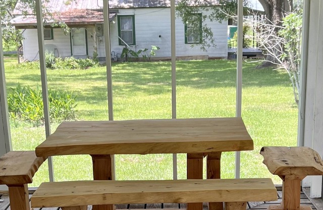 Cottage w/Screened In Porch & Outdoor Space