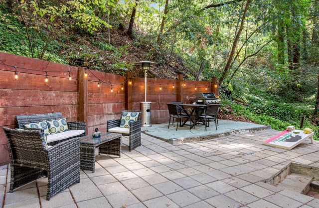 Cottage with a large patio, free WiFi, washer/dryer, & gas grill