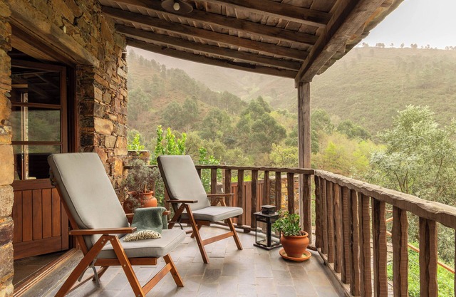 Cottage mit herrlichem Blick über Cerdeiras Bachtal