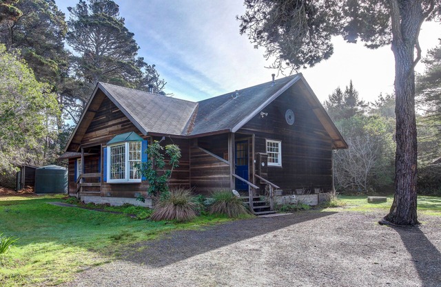 Cottage w / Deck & Holzofen - zu Fuß zum Meer, Strand und Klippen!