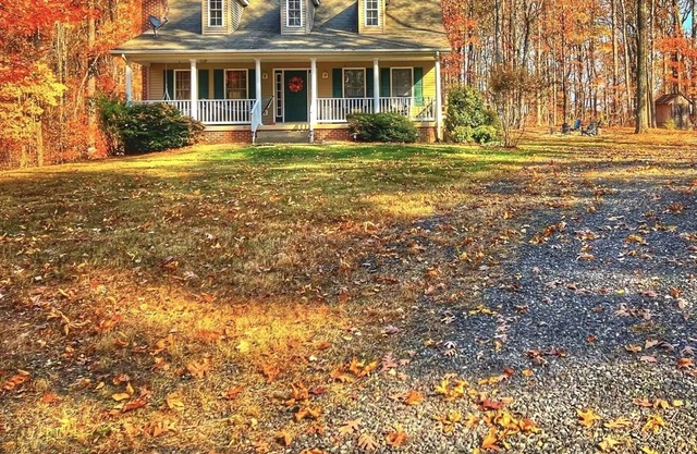 Cottage with Fireplace and Chef Kitchen in Blue Ridge foothills VA Wine country