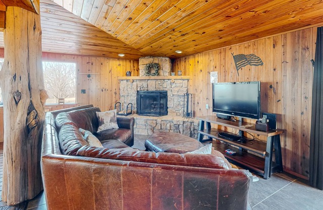 Cottage with garden patio, washer/dryer, central AC & grill