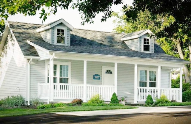 Cottage with jacuzzi, Downtown Berlin Ohio