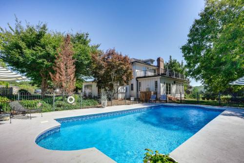Cottage with James River Access in Wingina!