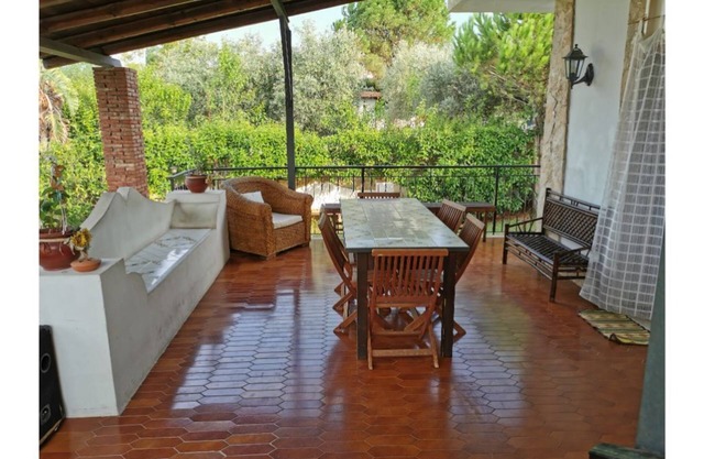 villa with large spaces and private swimming pool five minutes from the sea