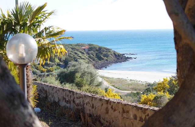 Ferienhaus mit herrlichem Meerblick, 300 Meter vom Strand und Klippen, Orosei