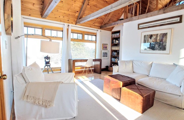 Cottage with private beach on the North Shore