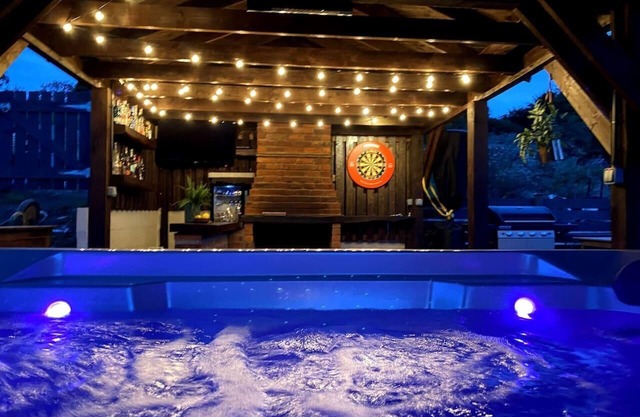 Cottage with stunning views and hot tub