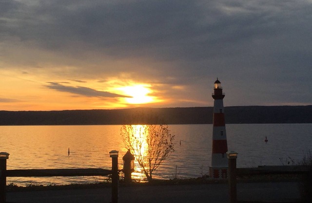 Cottage mit Sonnenaufgang Blick auf den Seneca Lake