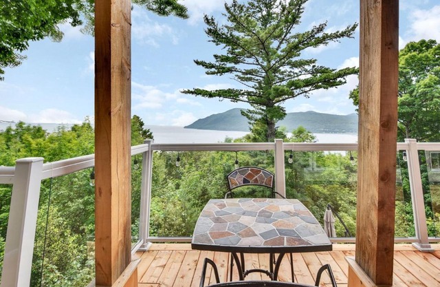 Cottage with water view and hot tub - Le pin blanc