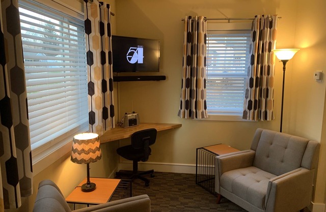 Cottage11: 2 Bedroom, Laundry, RV Parking. Downtown & MSU. Park at your Door.