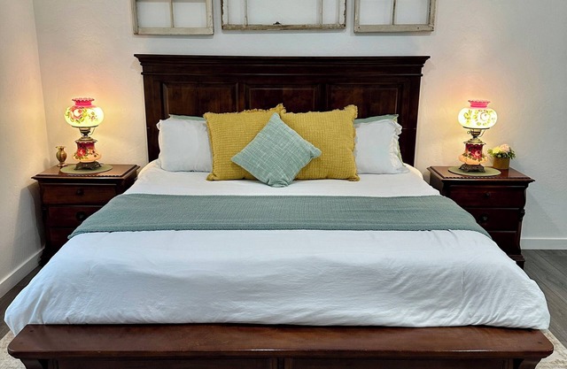 Cottagecore Retreat 800 Sq Ft Studio Pet Friendly King Bed