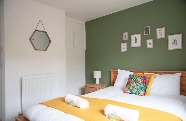 Cottenham - City Centre with Free Private Parking 2 toilets 4 Bedroom Sleeps 8