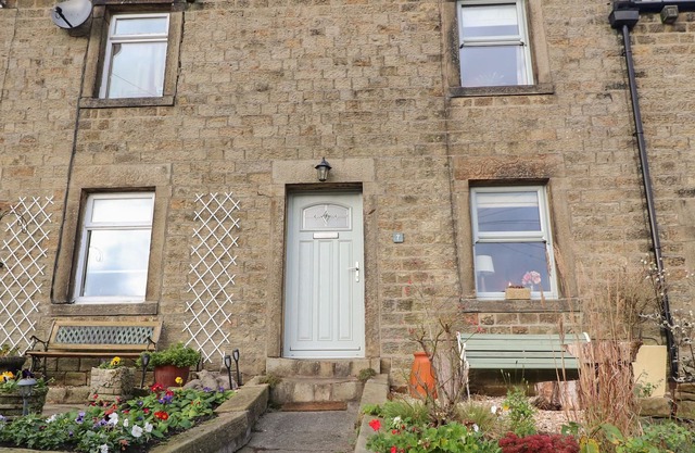 COTTON FOX COTTAGE, pet friendly, with open fire in Garstang