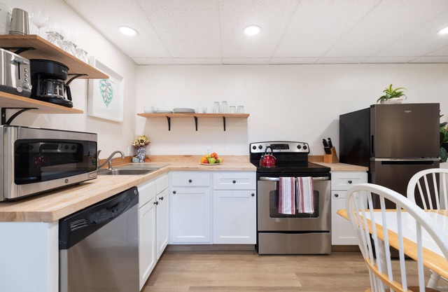 Cottonwood Retreat - Private Entrance - Near Canyons!