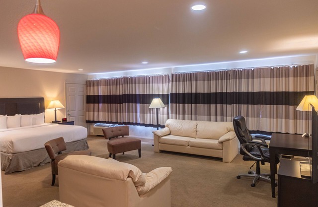 Cottonwood Suites Savannah Hotel & Conference Center