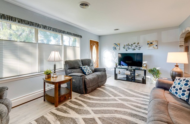 'Coty's House' Illinois Getaway w/Bar: Near Golf!