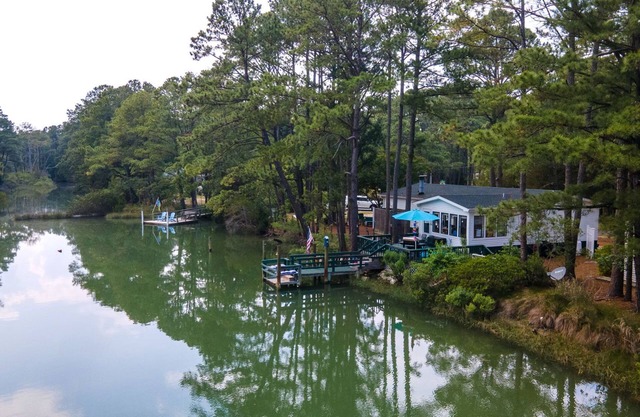 Counting Corks - Waterfront, Pet friendly, private dock!