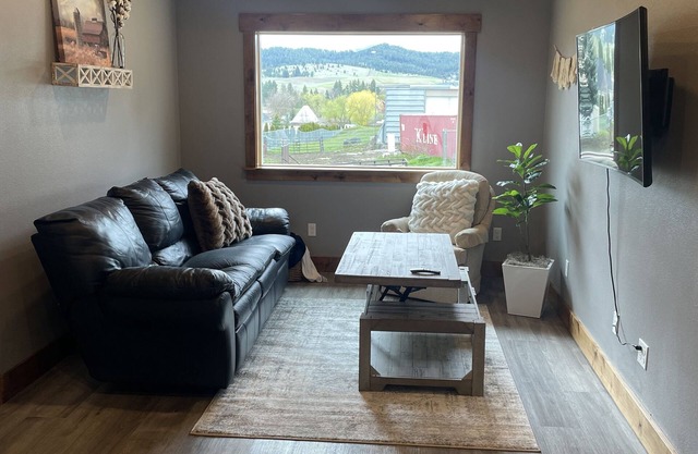 Country 2-Bedroom Cottage with a gorgeous view