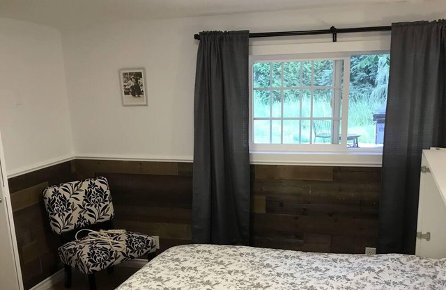 Country Barn Home Minutes from the Fraser River and Downtown Chilliwack