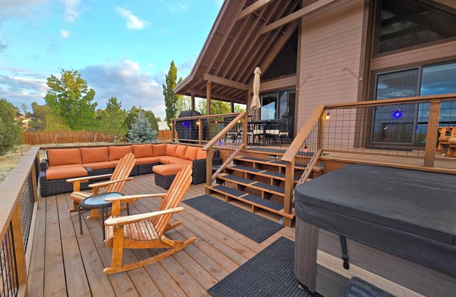 Country Cabin!! New Hot Tub, Fire Pit on a private 1 Acre lot with Scenic Views