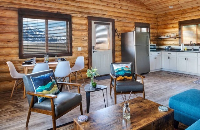 Acogedor, moderno, Log Cabin Retreat w / Impresionantes vistas!