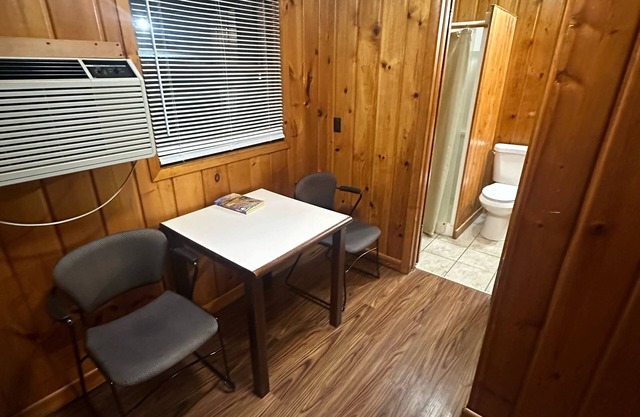 Country Cabin Motel