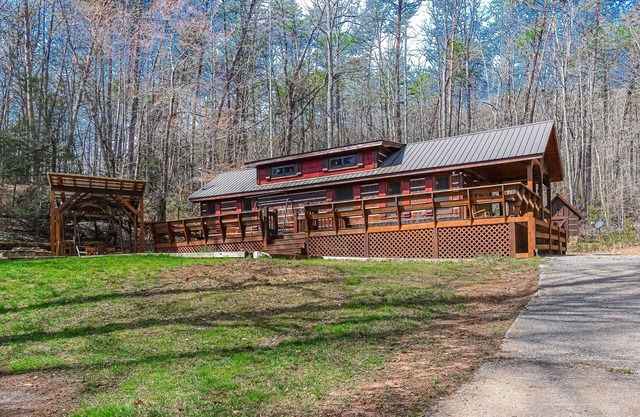 Country cabin with hot tub, firepit & wraparound deck - near Blue Ridge