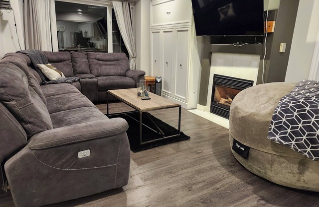 Country Charm- 3 Bedroom Main Floor with Hot Tub that Sleeps 9