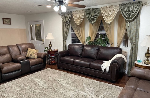 Country Charm! Billiards and Ping Pong Table & Sunroom, Spacious & Sleeps 14!