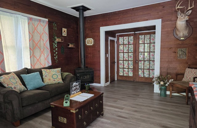 Country Charm Cottage - 2br Wifi close to interstate!