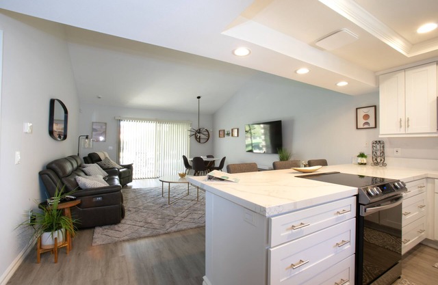 Country Club Condo - Close to pool + Golf Cart option
