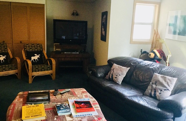 Country Comfort! Rustic Lodge - spacious and well equipped !