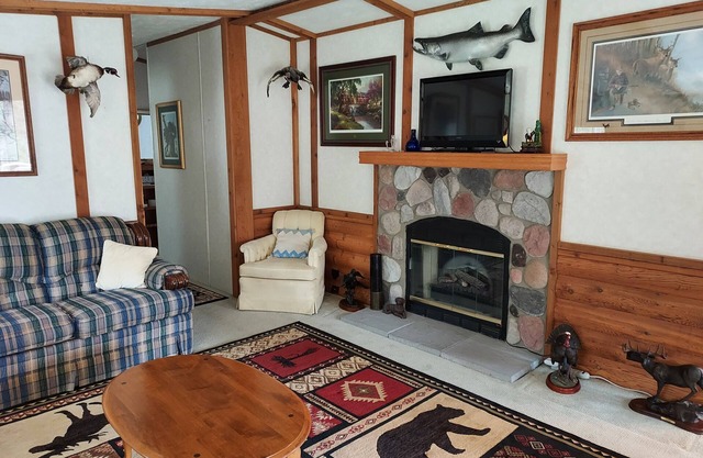 Country Cottage, guest friendly solitude in the forest. 4 season activity nearby