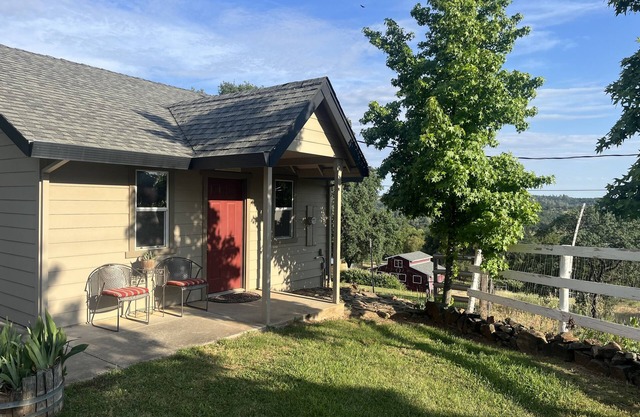 Country Cottage in the Foothills - Near Shops, Hiking, Biking & Rivers
