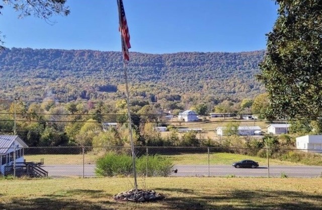 Country Cottage in the Beautiful Sequatchie Valley with a view of Whitwell Mtn.