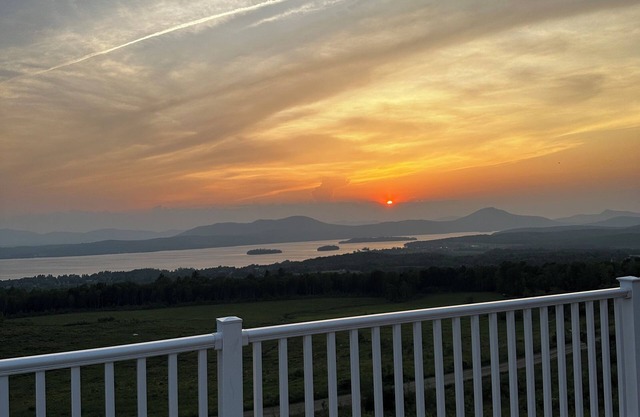 country cozy house on top of the world! stunning lake and mountain views