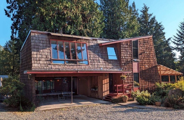 Country Craftsman Cedar Retreat