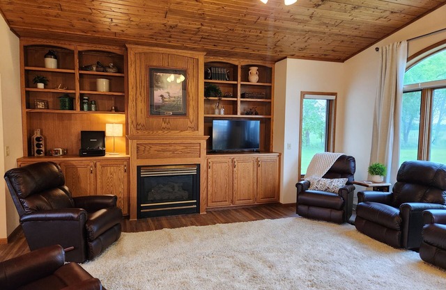 Country Escape 2BR, 2Ba, Lg Living, FireplacesnCrow River Winery Wedding Guests