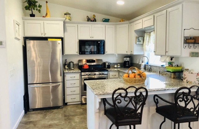 Country escape just minutes from city & tourist spots