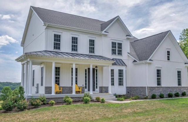 Country Farm House on 5 Acres w/ Lake Views: Peace- Off the Beaten Path