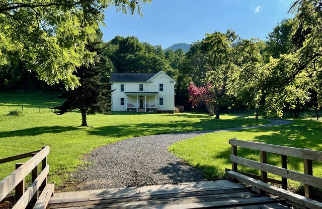 Country Farmhouse: Fire Pit, Grill, Updated Amenities, Cows, Stars and Solitude