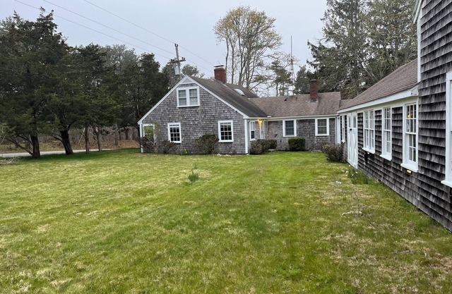 Country Farmhouse, Old Vineyard charm, New Amenities, Central AC, 2 King beds.
