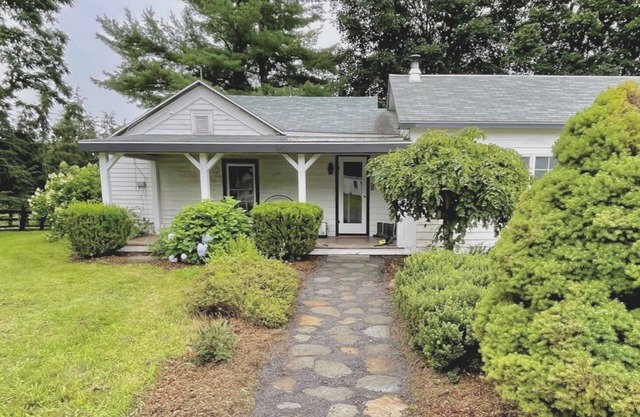 Country Farmhouse with Hot tub, swimming pool & pond on 18 acres