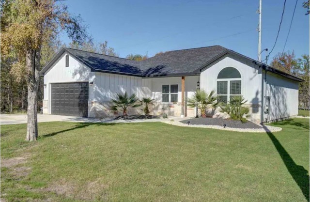 Country feel in this open plan 3 bed/2 bath home.