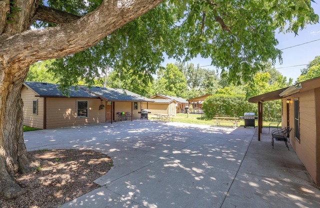 Country Feel - In Town Appeal Cottage - In Rapid City On Canyon Lake Thirty Minutes from Mt Rushmore