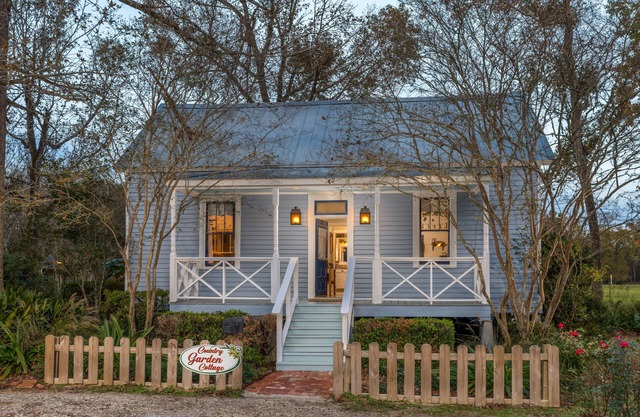 Country Garden Cottage: Charming Private Cottage in Cajun Country with Lake Views & Jetted Tub