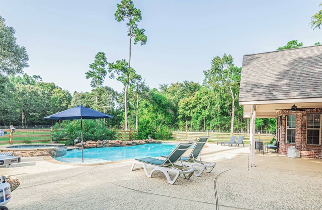 Country Getaway Magnolia Forest Home in10 Acre Lot