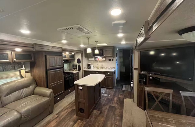 Country Glamper with fireplace & hot tub